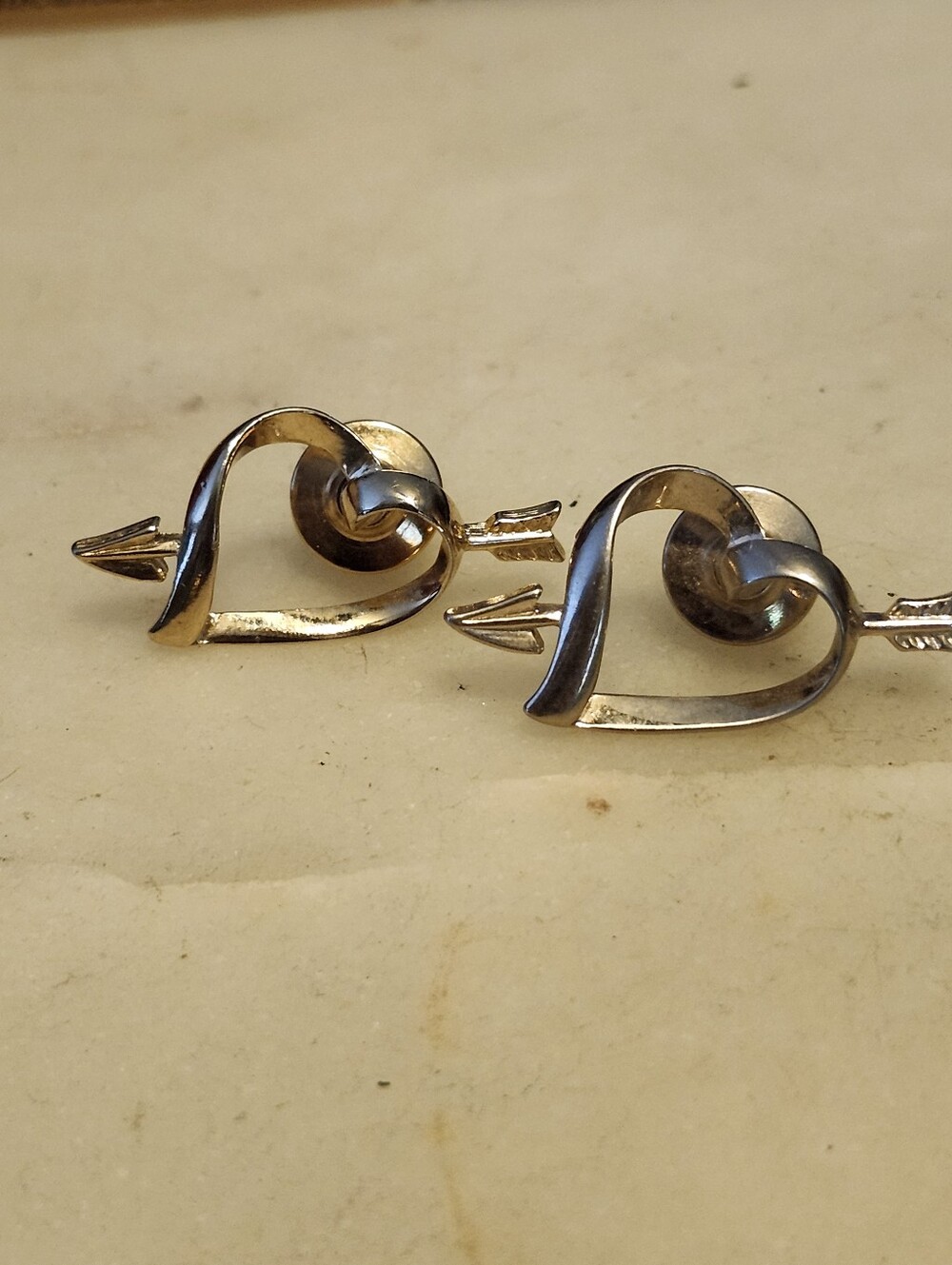 Vtg Avon "Love Struck" Open Heart & Arrow Lapel Pins Set Of 2 Silver & Gold Tone